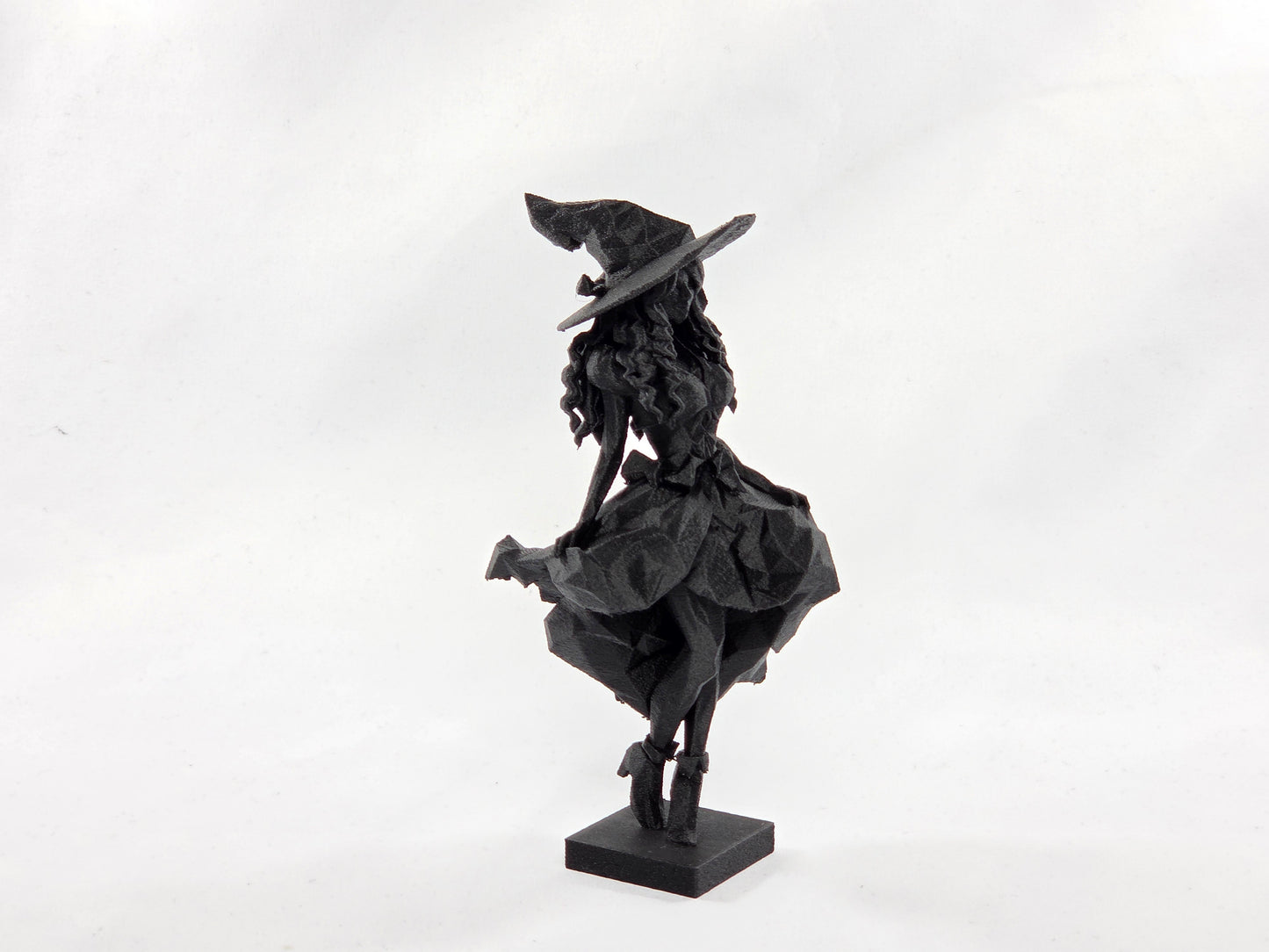 Geometrische Verspielte Hexe - Lowpoly Figur